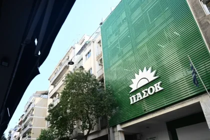 «Τρικυμία» στο ΠΑΣΟΚ: Η δημοσκοπική πτώση, η απουσία από την κηδεία Σαββόπουλου, η παραίτηση και το κόμμα του Τσίπρα