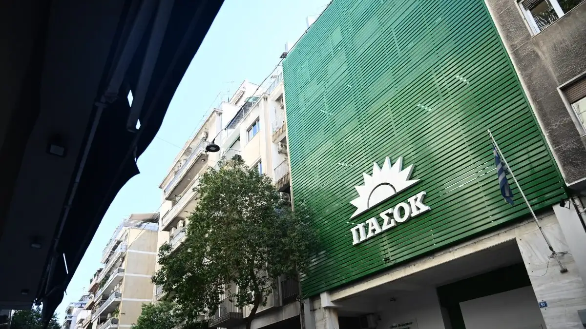 «Τρικυμία» στο ΠΑΣΟΚ: Η δημοσκοπική πτώση, η απουσία από την κηδεία Σαββόπουλου, η παραίτηση και το κόμμα του Τσίπρα