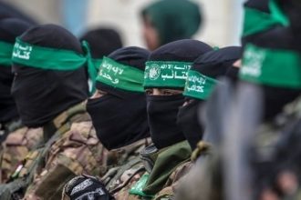 «Παραδίδουμε τα όπλα αλλά υπό όρους» λέει τώρα η Χαμάς - Οι κρίσιμες συνομιλίες στο Κάιρο για το μέλλον της Γάζας