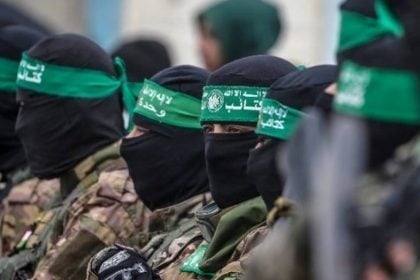 «Παραδίδουμε τα όπλα αλλά υπό όρους» λέει τώρα η Χαμάς - Οι κρίσιμες συνομιλίες στο Κάιρο για το μέλλον της Γάζας