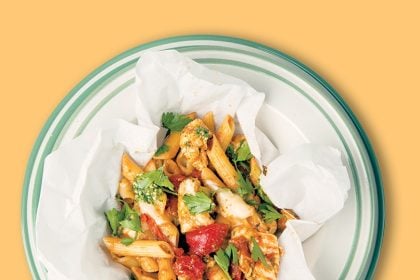 Πέννες με κοτόπουλο, ντομάτα και μοτσαρέλα στο χαρτί