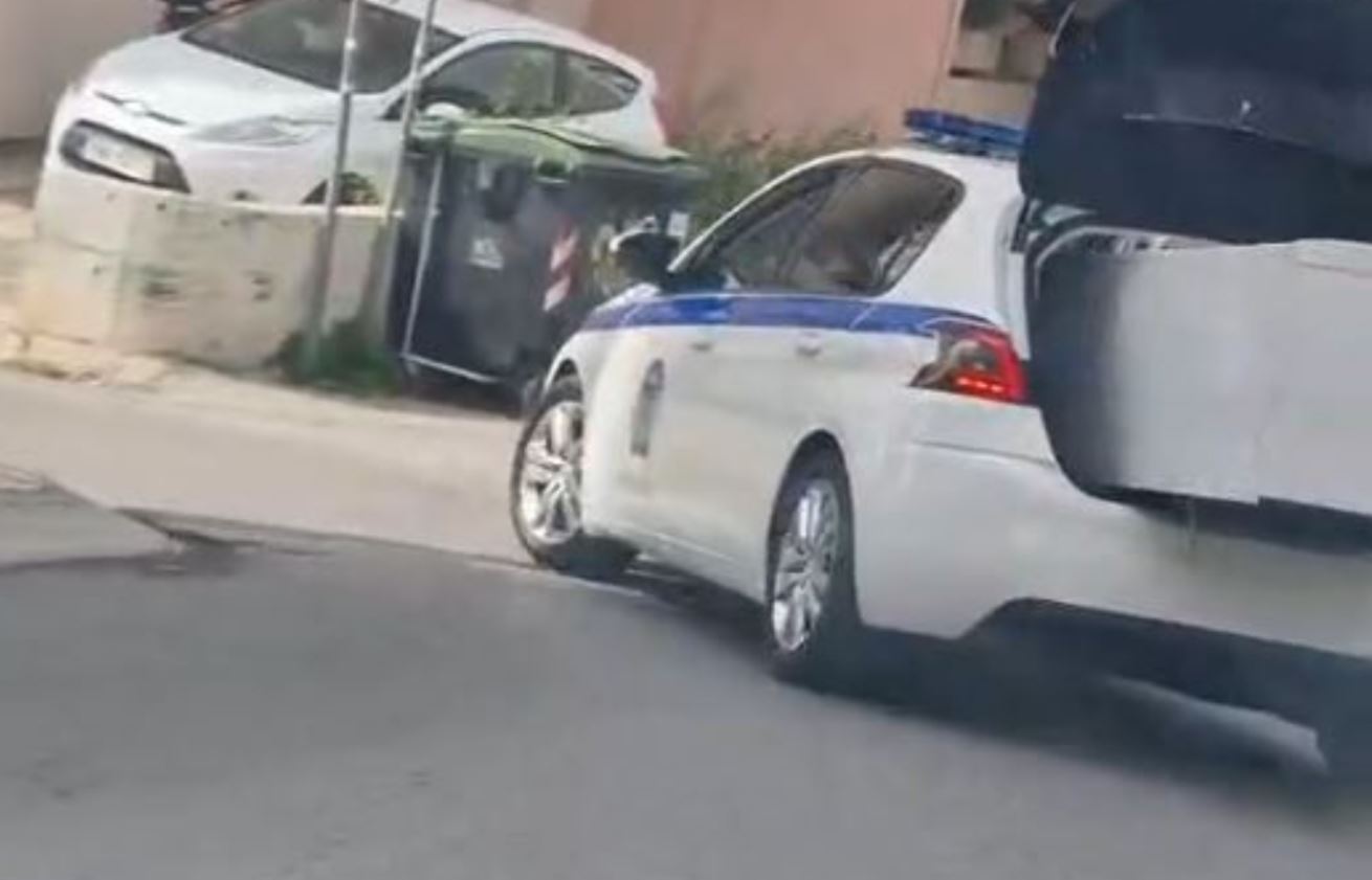 Διατάχθηκε ΕΔΕ για το περιπολικό που μετέφερε ...ψυγείο - Ταυτοποιήθηκε αστυνομικός (BINTEO)
