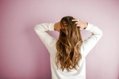 Τέσσερις μύθοι για την περιποίηση των μαλλιών που καταρρίπτουν οι ειδικοί