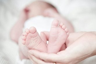 Με ανακοπή κινδύνευσε το βρέφος που εισέπνευσε ναρκωτικά που κάπνιζε ο πατέρας του