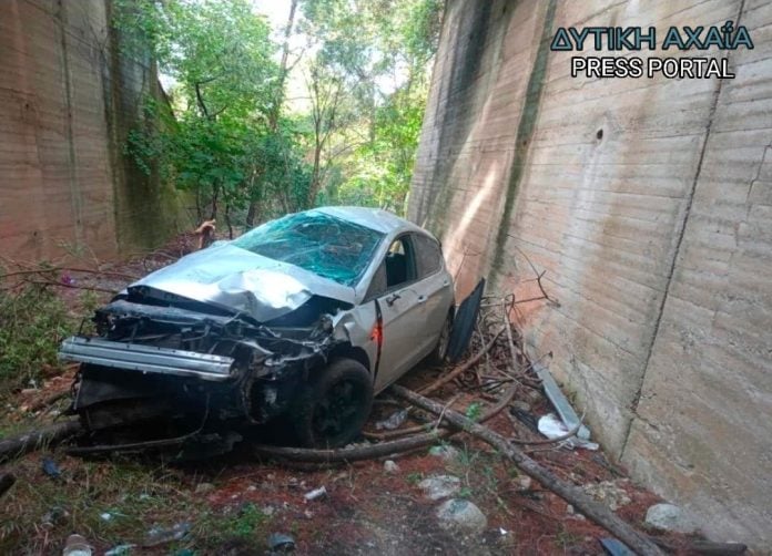 Πως βρέθηκε το ΙΧ από την εθνική οδό στον γκρεμό - Το απίστευτο τροχαίο στην Παναγοπούλα ΦΩΤΟ