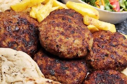 Πικάντικα γεμιστά μπιφτέκια με φέτα και ντομάτα