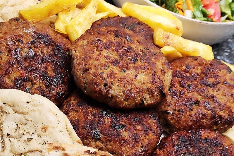 Πικάντικα γεμιστά μπιφτέκια με φέτα και ντομάτα