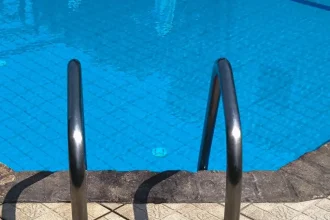 Τραγωδία στη Σαντορίνη: 3 συλλήψεις για τον πνιγμό του 5χρονου σε πισίνα ξενοδοχείου