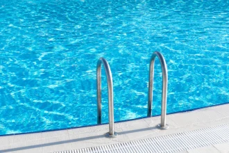 Διασωληνωμένο 3χρονο κοριτσάκι που ανασύρθηκε από πισίνα ξενοδοχείου 