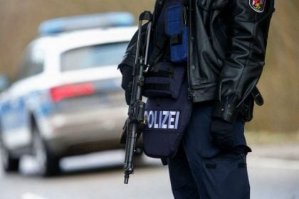 Γερμανία: Ένας νεκρός μετά από εκρήξεις και πυροβολισμούς – Γιος έζωσε με εκρητικά το σπίτι των γονιών του