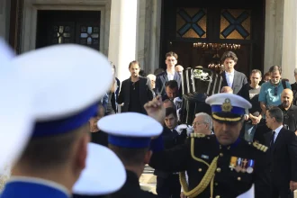 Διονύσης Σαββόπουλος: Το «τελευταίο χειροκρότημα» στον σπουδαίο τραγουδοποιό – Η Ελλάδα αποχαιρέτησε τον αγαπημένο «Νιόνιο»