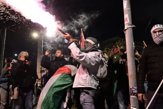 Επεισόδια έξω από την ισραηλινή πρεσβεία στη λήξη της πορείας για τη Γάζα