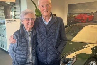 92χρονος αγόρασε Porsche 911 GT3 ως δώρο επετείου γάμου- Έκανε έκπληξη στη γυναίκα του