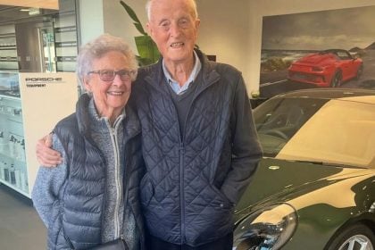 92χρονος αγόρασε Porsche 911 GT3 ως δώρο επετείου γάμου- Έκανε έκπληξη στη γυναίκα του