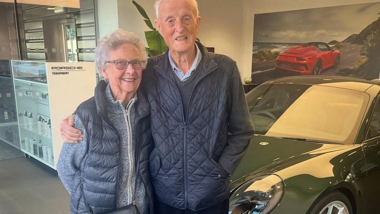 92χρονος αγόρασε Porsche 911 GT3 ως δώρο επετείου γάμου- Έκανε έκπληξη στη γυναίκα του