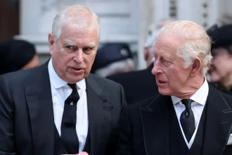 Ο πρίγκιπας Άντριου της Βρετανίας χάνει τον βασιλικό τίτλο μετά το σκάνδαλο Έπσταϊν - Ο βασιλιάς Κάρολος τον διώχνει από το Royal Lodge