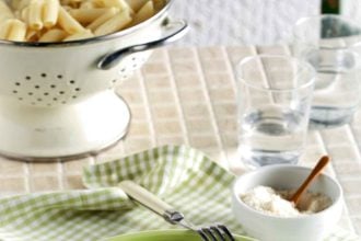 Πένες με σπανάκι, κουκουνάρια, κρέμα γάλακτος και γαλοτύρι