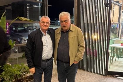 Ο Ρήγας Θανασάς με τον Αντώνη Κουνάβη και οι οκτώ πρώτοι υποψήφιοι μαζί του