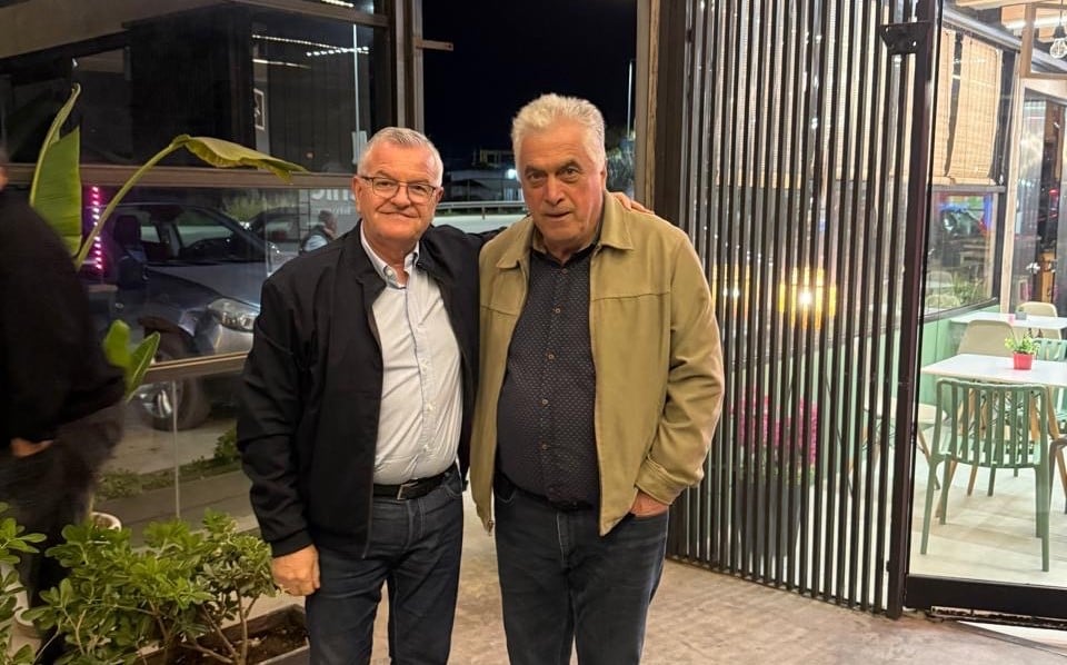 Ο Ρήγας Θανασάς με τον Αντώνη Κουνάβη και οι οκτώ πρώτοι υποψήφιοι μαζί του