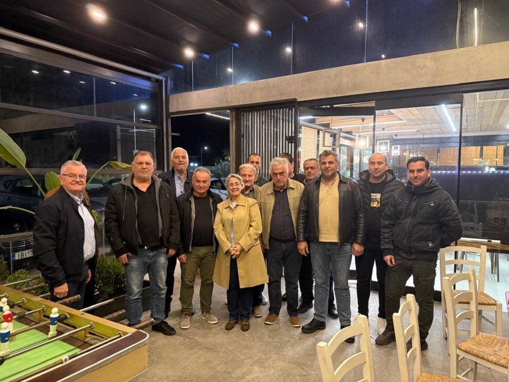 Ο Ρήγας Θανασάς με τον Αντώνη Κουνάβη και οι οκτώ πρώτοι υποψήφιοι μαζί του