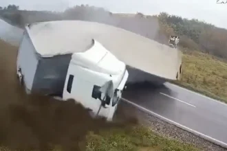 Τρομακτικό δυστύχημα στη Ρουμανία: Φορτηγό δίπλωσε και συνέθλιψε αυτοκίνητο - Δύο νεκροί ΒΙΝΤΕΟ