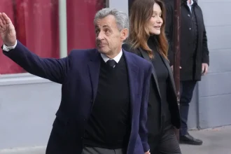 Με δύο αστυνομικούς σε διπλανό κελί στη φυλακή ο Σαρκοζί - Η δύσκολη πρώτη ημέρα με φωνές, γυμναστική και επίσκεψη της Κάρλα Μπρούνι