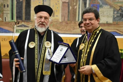 Όταν το ΑΠΘ τιμούσε τον Διονύση Σαββόπουλο: «Κάθε φορά που μου λένε καλά και θερμά λόγια κοντεύω να βάλω τα κλάματα»