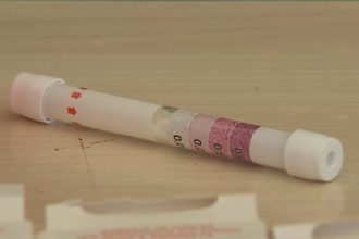 Διαθέσιμα στα φαρμακεία τα self-test για κατανάλωση αλκοόλ - Πόσο κοστίζει και ποιοι το αγοράζουν 