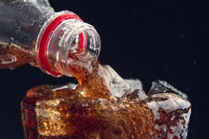 Νομίζεις ότι τα αναψυκτικά διαίτης είναι πιο υγιεινά; Τι μπορεί να σου προκαλέσει έστω κι ένα κουτάκι την ημέρα