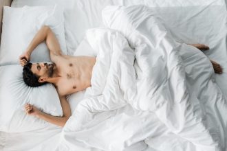 Σεξ στον ύπνο: Τι είναι η sexsomnia και πώς διαφέρει από τα ερωτικά όνειρα