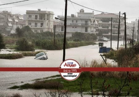 Μεσολόγγι: Αυτοκίνητο "βούλιαξε" στον πλημμυρισμένο δρόμο ΒΙΝΤΕΟ