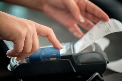 Ηλεκτρονικές αποδείξεις: Ποιοι θα πληρώσουν επιπλέον φόρο το 2026 – Πώς να μη χάσετε την έκπτωση