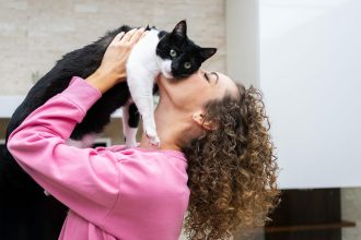 Τρελαίνεστε να δίνετε στη γάτα σας φιλιά; Δείτε τι νιώθει εκείνη