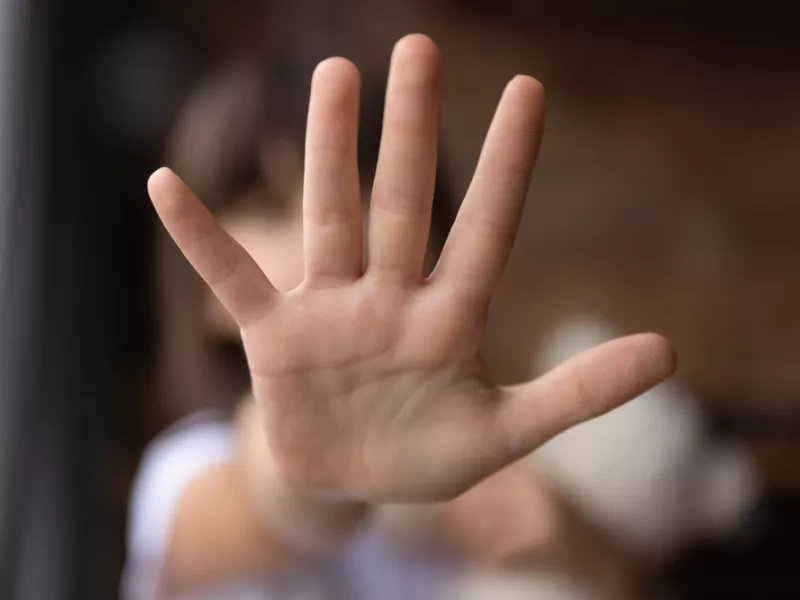 Πάτρα: 18χρονος γρονθοκόπησε 15χρονη – Συνελήφθη μαζί με τον πατέρα του