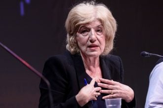 Σία Αναγνωστοπούλου: Αποκλεισμός έμπειρων εποχικών πυροσβεστών από τη νέα προκήρυξη λόγω ηλικιακού ορίου