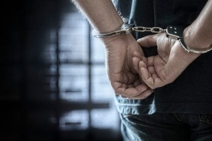 Αχαΐα: Του πέρασαν χειροπέδες γιατί δεν πλήρωνε τη διατροφή και είχε φάει "καμπάνα"