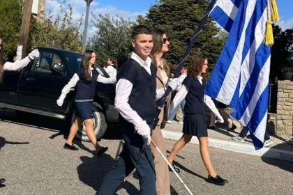 Συγκίνηση για τον τυφλό σημαιοφόρο στη μαθητική παρέλαση της 28ης Οκτωβρίου στη Γαβαλού Αγρινίου - ΦΩΤΟ