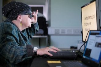 Καινοτόμο εμφύτευμα βοηθά τυφλούς ανθρώπους να ξαναδιαβάσουν