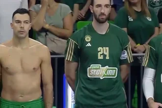 Παναθηναϊκός - Προμηθέας: Ο Σλούκας δεν πρόλαβε να φορέσει τη φανέλα του και στάθηκε ημίγυμνος σε στάση προσοχής στον εθνικό ύμνο