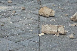 Πάτρα: Κομμάτια σοβάδων έπεσαν σε προαύλιο σχολείου - Αποκλείστηκε ο χώρος - Ανάστατοι οι γονείς ΦΩΤΟ