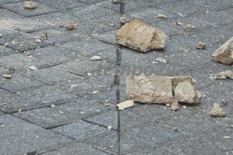Αναστάτωση από πτώση μαρκίζας στο κέντρο της Πάτρας