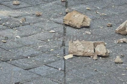 Αναστάτωση από πτώση μαρκίζας στο κέντρο της Πάτρας