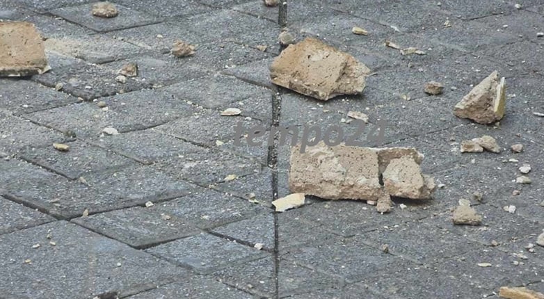 Αναστάτωση από πτώση μαρκίζας στο κέντρο της Πάτρας