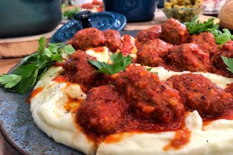 Σουτζουκάκια σμυρναίικα με ελιές και πουρέ πατάτας