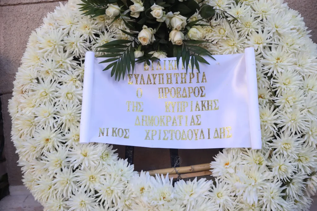 Η Ελλάδα αποχαιρέτησε τον Διονύση Σαββόπουλο - Με τη «Συννεφούλα» και χειροκροτήματα το τελευταίο αντίο στον μεγάλο τραγουδοποιό (ΦΩΤΟ & ΒΙΝΤΕΟ)