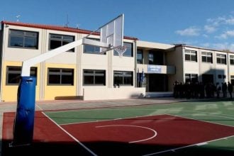 Πάτρα: Ο Πελετίδης "ξηλώνει" τις πινακίδες στα σχολεία που αναφέρονται σε χορηγίες τραπεζών