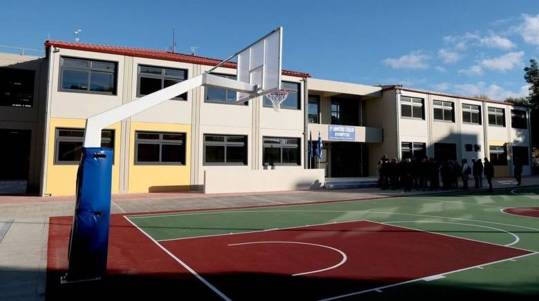 Πάτρα: Ο Πελετίδης "ξηλώνει" τις πινακίδες στα σχολεία που αναφέρονται σε χορηγίες τραπεζών