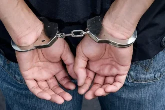 Πάτρα: Τον έπιασαν με ναρκωτικά, όπλα και βεγγαλικά - Τί βρήκαν οι αστυνομικοί