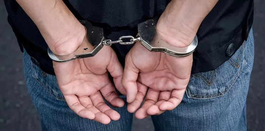 Πάτρα: Τον έπιασαν με ναρκωτικά, όπλα και βεγγαλικά - Τί βρήκαν οι αστυνομικοί