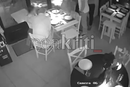 Αυγά, πέτρες και τραπέζια εναντίον του Μάκη Βορίδη στο Ηράκλειο – Κουκουλοφόροι εισέβαλαν σε εστιατόριο όπου δειπνούσε